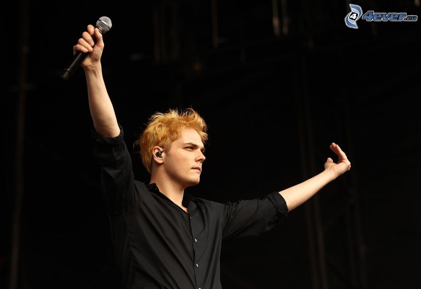 Gerard Way, micrófono