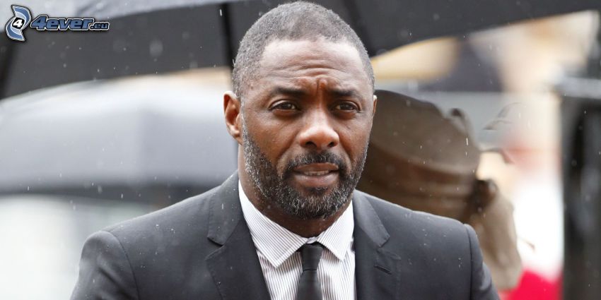 Idris Elba, hombre en traje