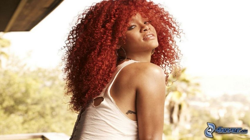 Rihanna, pelo rojo, cabello rizado