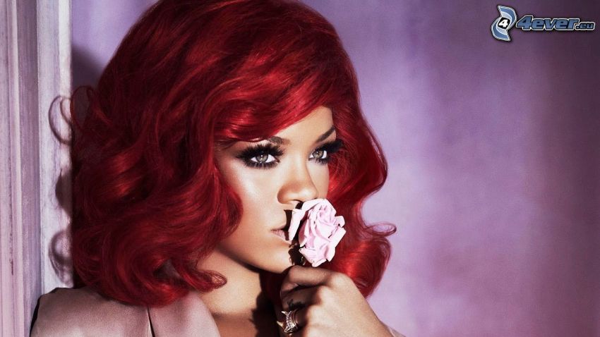 Rihanna, pelo rojo, rosa