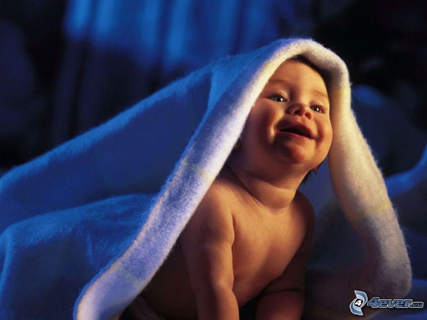 bebé bajo la toalla