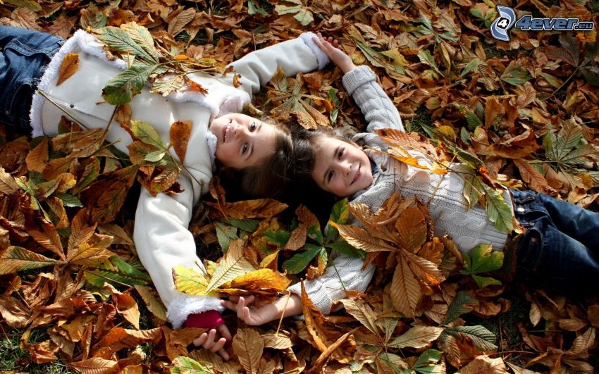 chicas, hojas de otoño