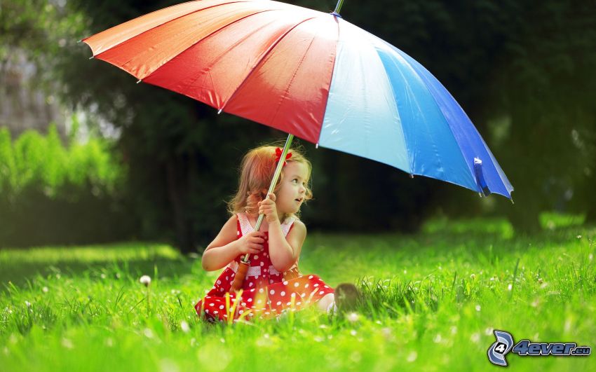 niña con paraguas, prado