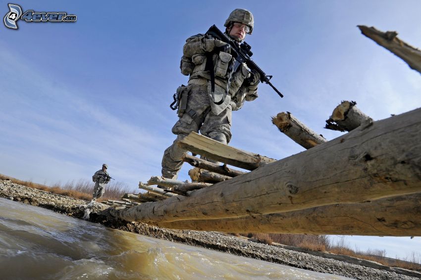 soldado, puente de madera, río