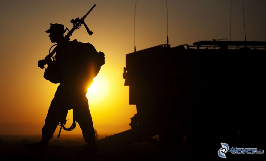 soldado con una pistola, puesta del sol, siluetas