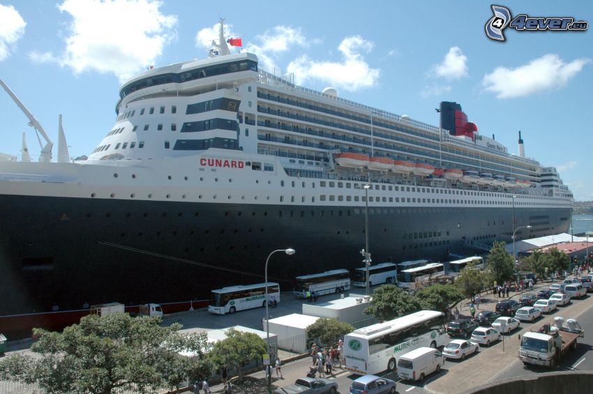 Queen Mary 2, Barco lujoso, puerto