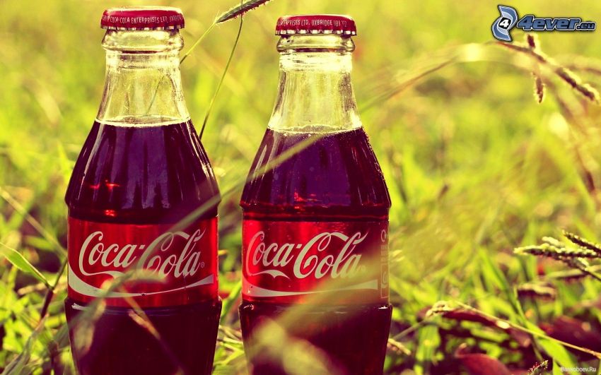 Coca Cola, bouteilles, l'herbe