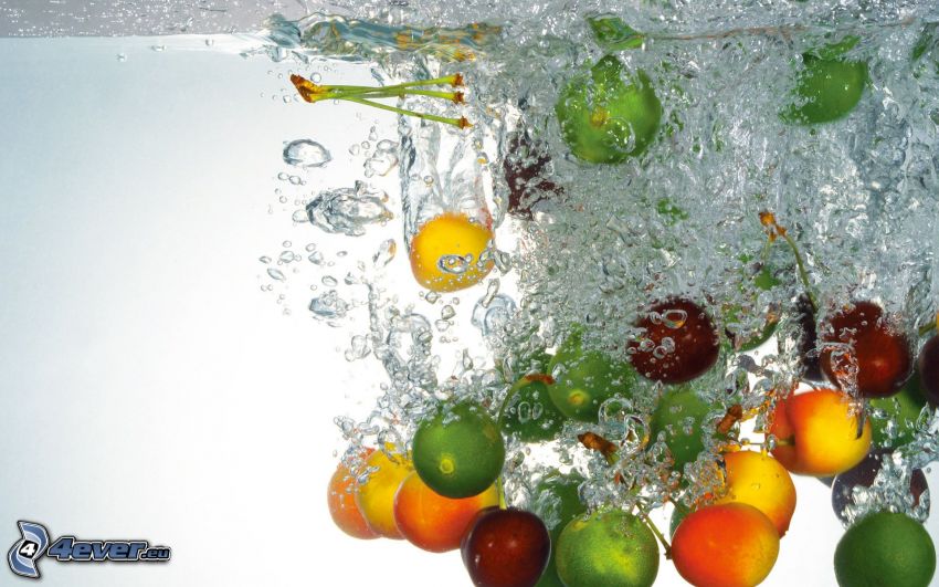 Fruits dans l'eau, abricots, limes, cerises