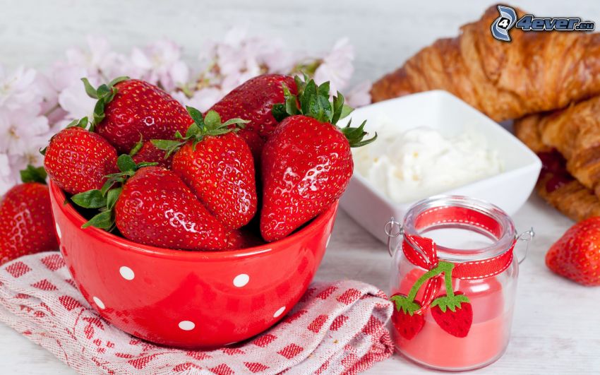 la coupe de fraises, petit-déjeuner, croissant