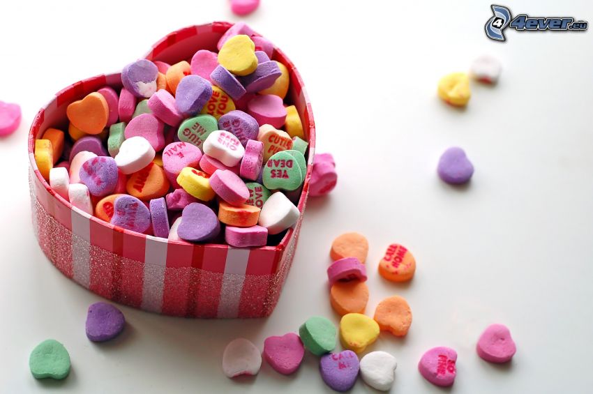 bonbons colorés, cœurs, boîte