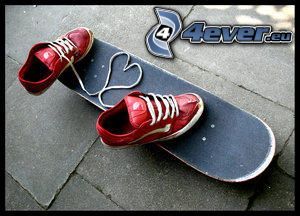 cœur de lacets, skateboard, chaussures de tennis rouges