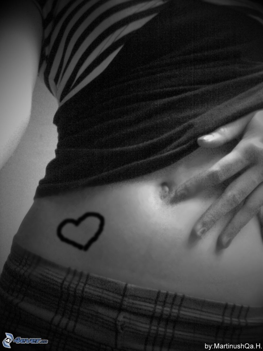 cœur sur l'abdomen, main, T-shirt, tatouage sur le ventre