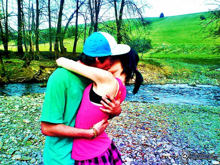 couple dans une étreinte, baiser, amour, ruisseau, prairie, arbres, pierres