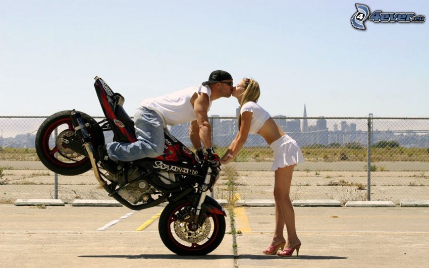 baiser acrobatique, moto, amour, couple