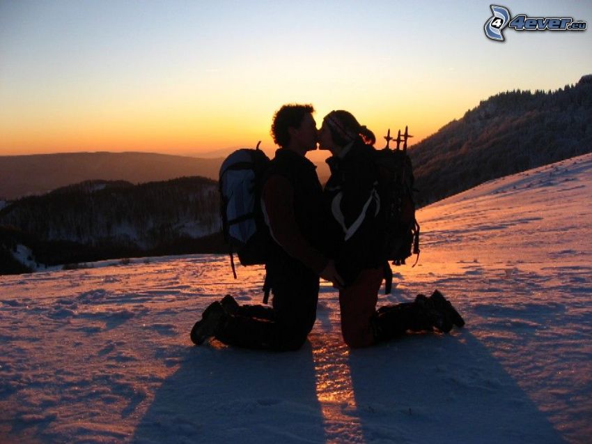baiser au coucher du soleil, amour, couple, montagnes, neige