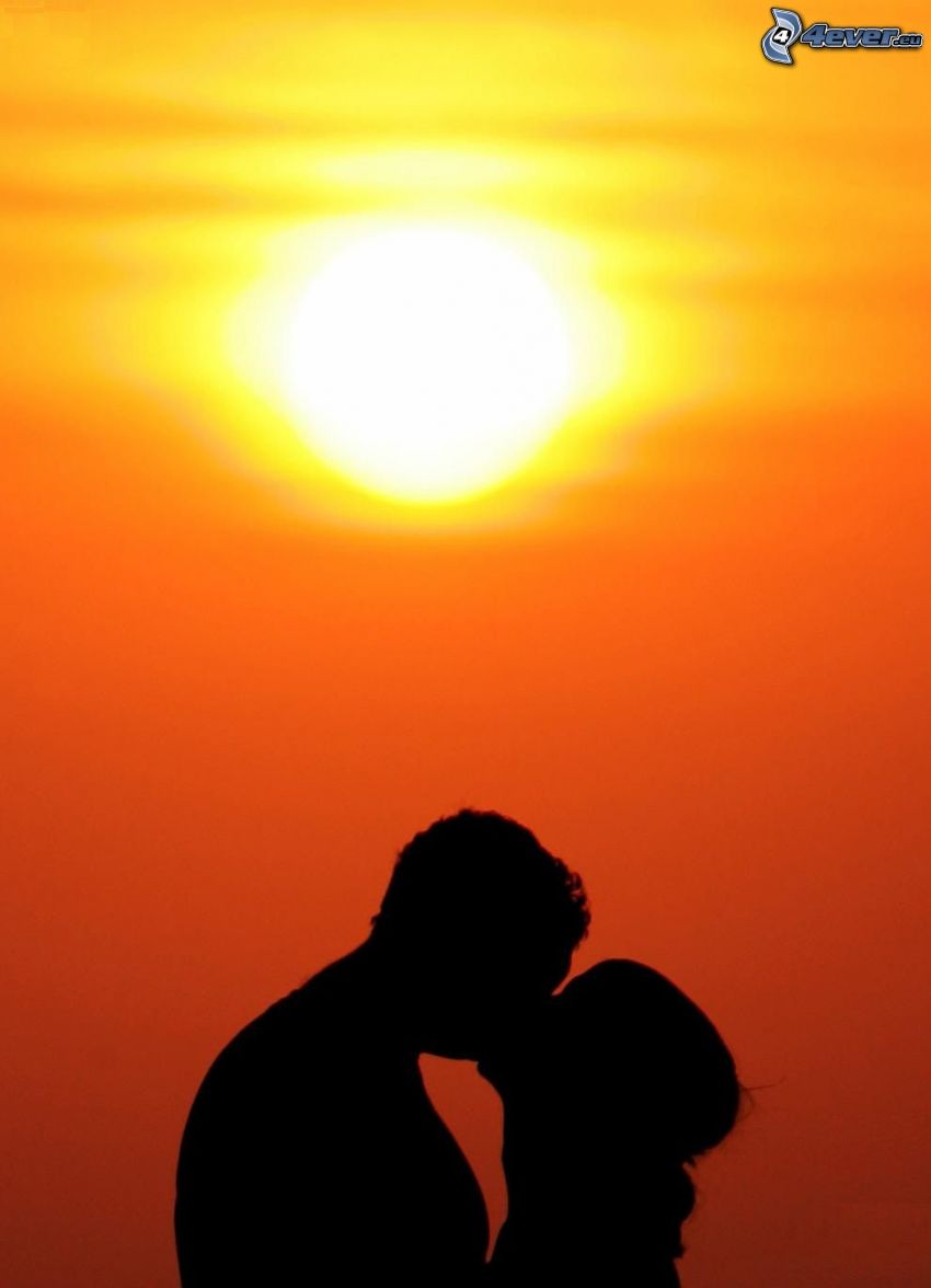 baiser au coucher du soleil