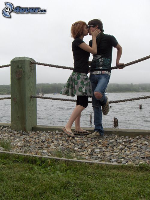 couple au bord du lac, baiser, amour