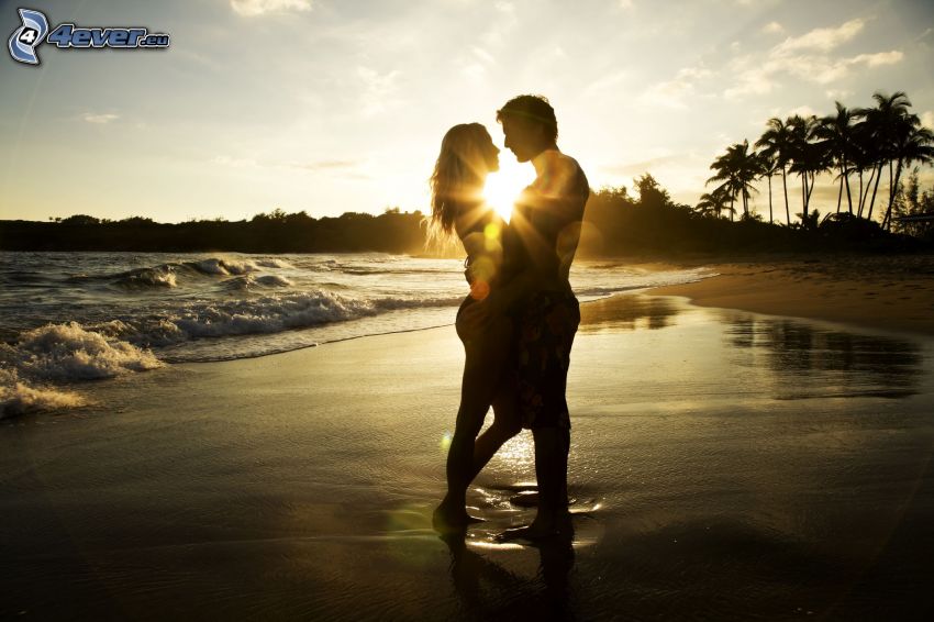 couple au coucher du soleil, plage, mer