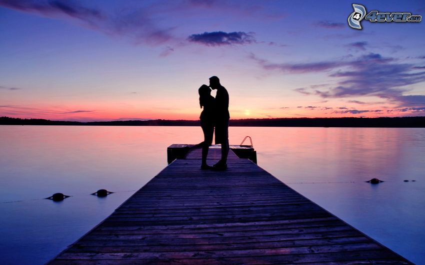 couple au coucher du soleil, silhouette du couple, jetée en bois, mer