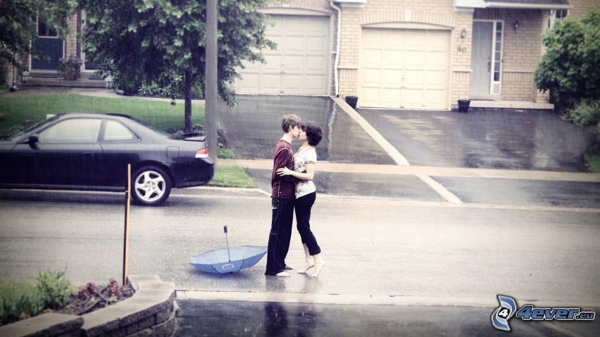 couple avec parasols, baiser sous la pluie, rue