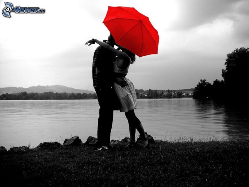couple avec parasols, couple au bord du lac, étreinte, amour
