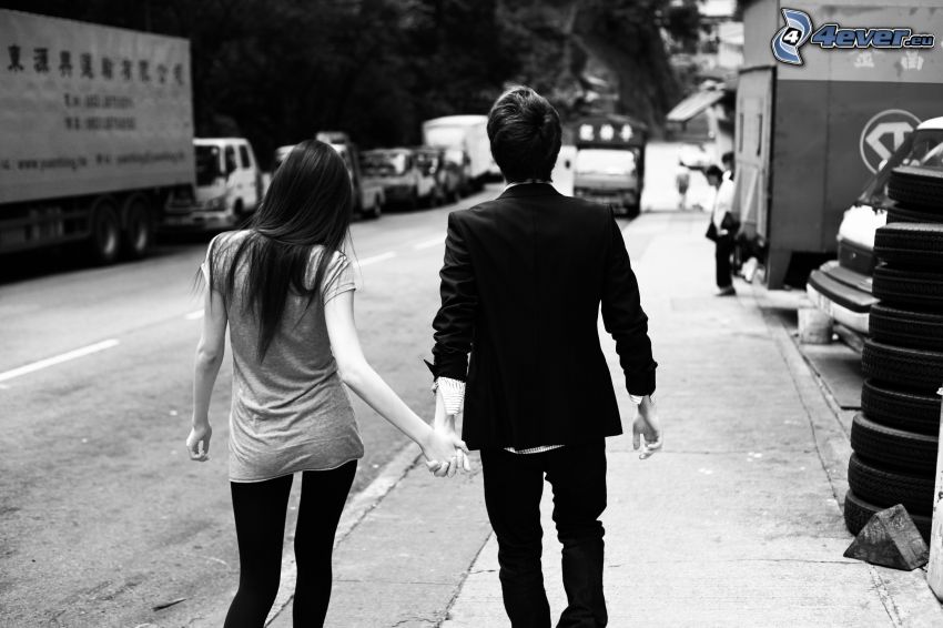 couple dans la ville, promenade, main dans la main, rue