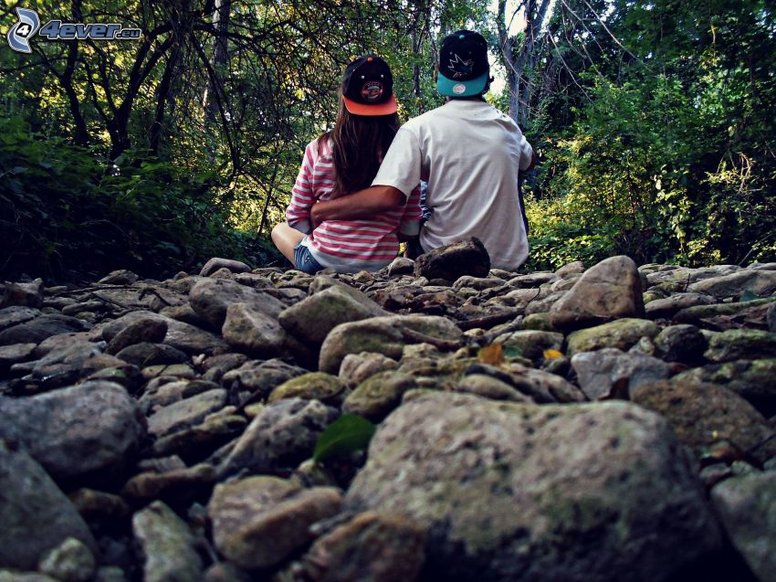 couple dans le bois, pierres, forêt