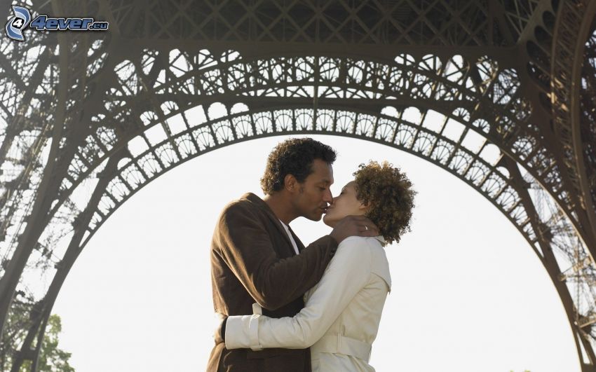 couple dans une étreinte, baiser, Tour Eiffel