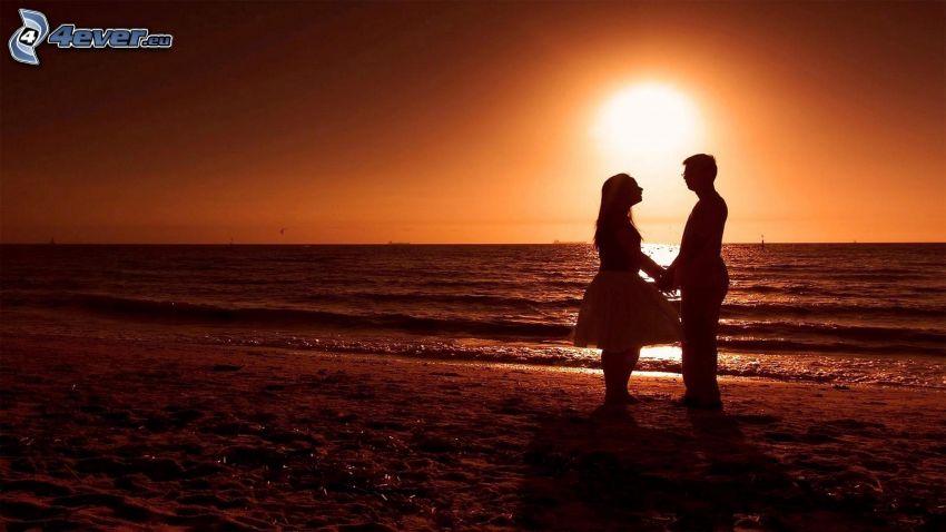 couple près de la mer, couchage de soleil sur la mer, ouvert mer