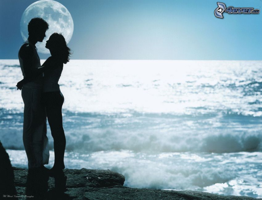 couple près de la mer, Lune, silhouette du couple