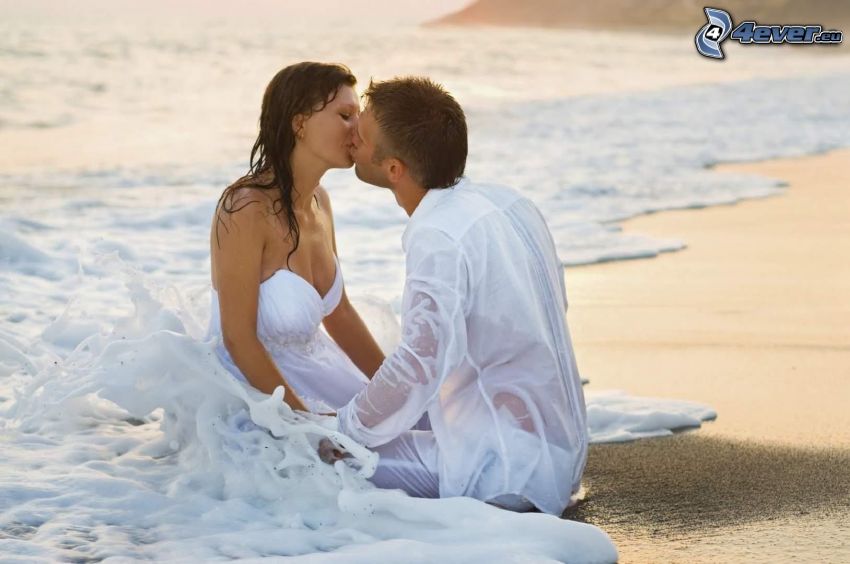 couple sur la plage, mer, mariés