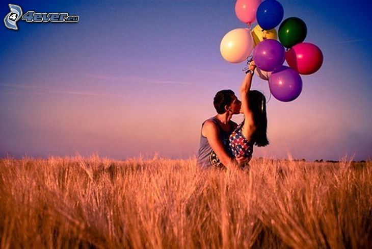 couple sur la prairie, champ, ballons, baiser, étreinte douce