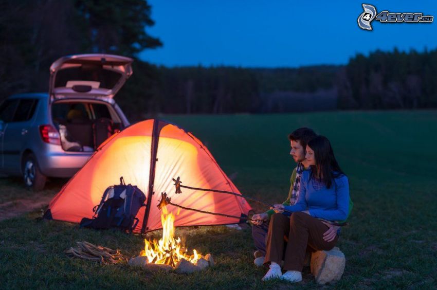 couple sur la prairie, le camping, romantique, Barbecue, feu, saucisses, tente, soirée