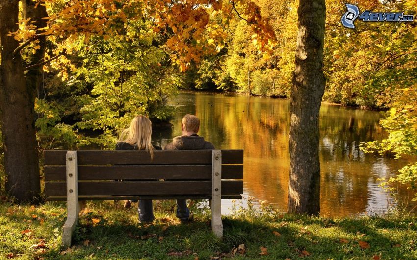 couple sur le banc, rivière