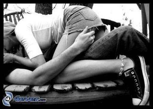 couple sur le banc, touche passionnante, baiser, fesse, jupe