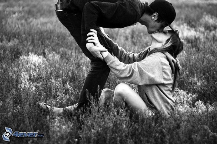 couple sur l'herbe, baiser