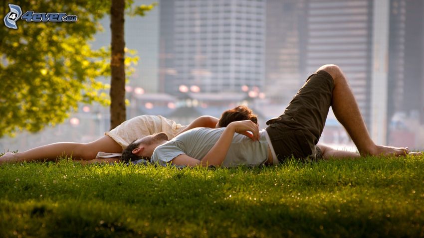 couple sur l'herbe, parc, ville