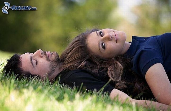 couple sur l'herbe