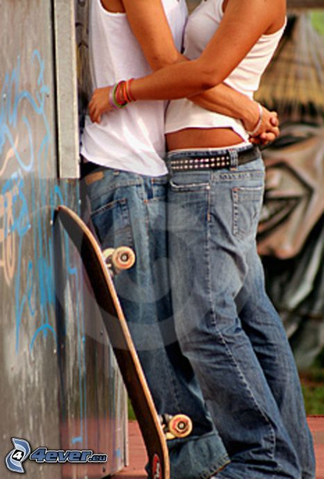étreinte au mur, amour, skateboard