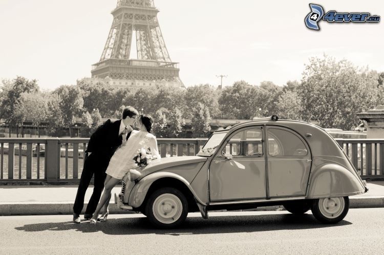 jeunes mariés, automobile de collection, Tour Eiffel, Paris, France, noir et blanc