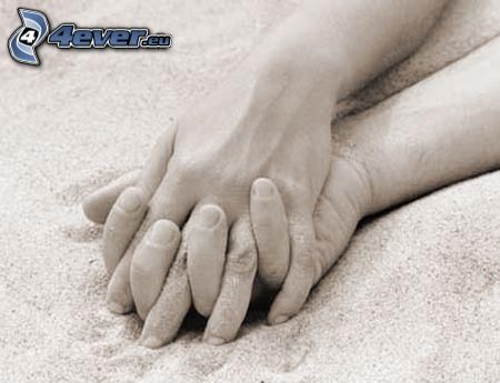 main dans la main, plage de sable