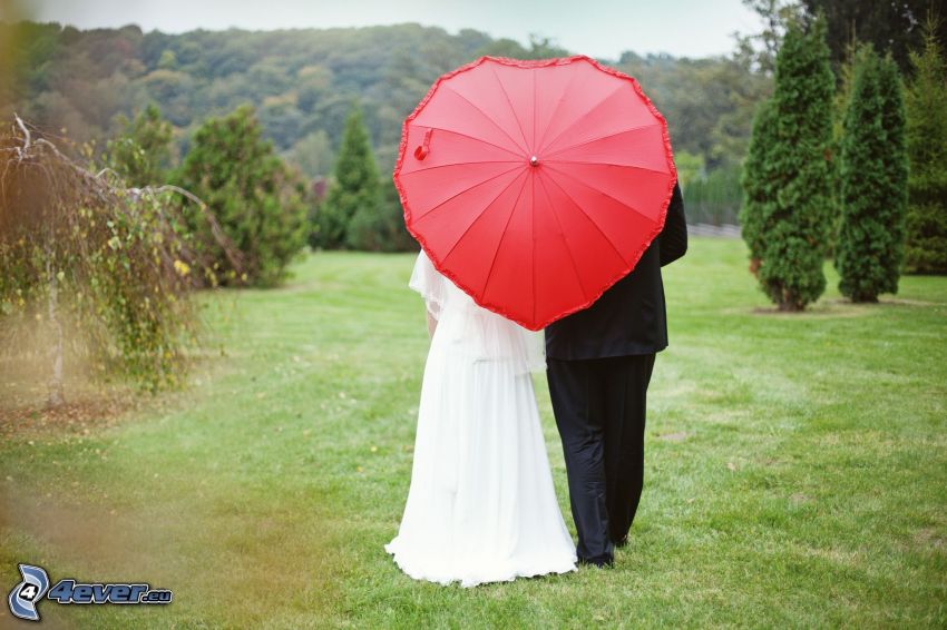 mariage, couple dans le parc, couple avec parasols, cœur