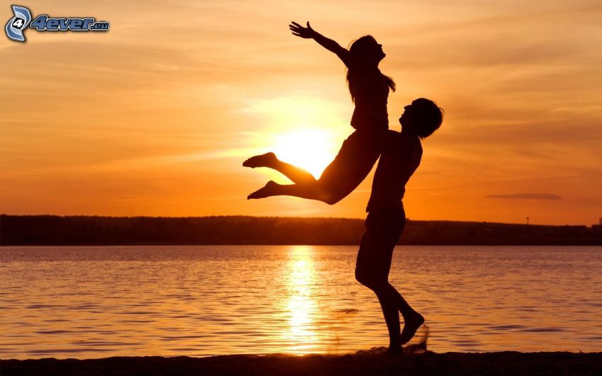 releveur et le lac, silhouette du couple, coucher du soleil sur le lac, ciel orange