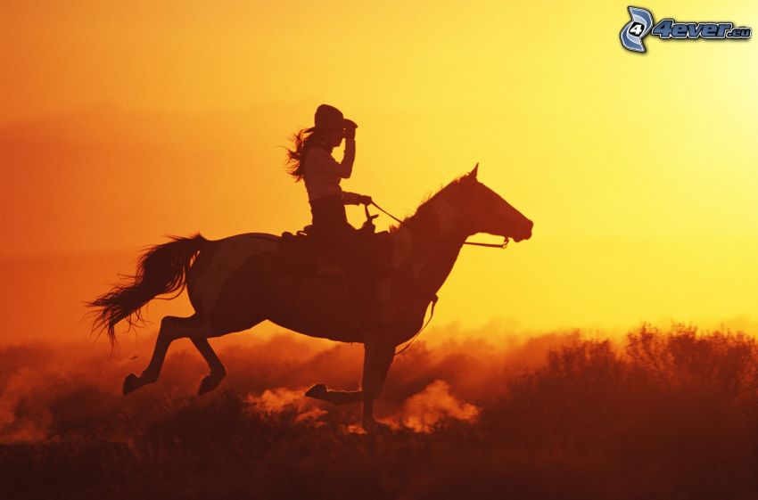 une femme à cheval, coucher du soleil orange