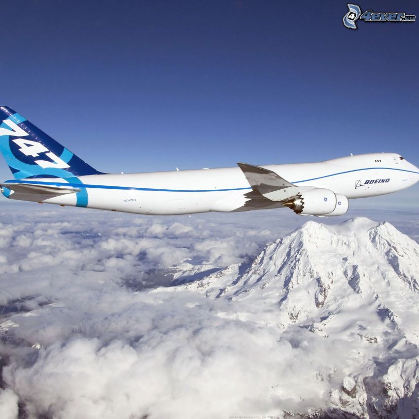 Boeing 747, collines enneigées, nuages, ciel