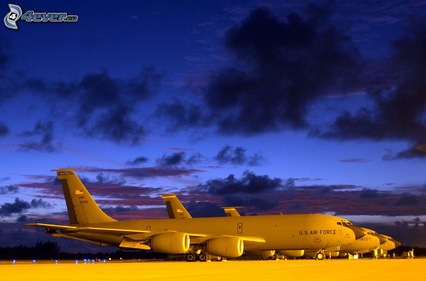 Boeing KC-135 Stratotanker, Afganistan, nuages, crépuscule, aéroport