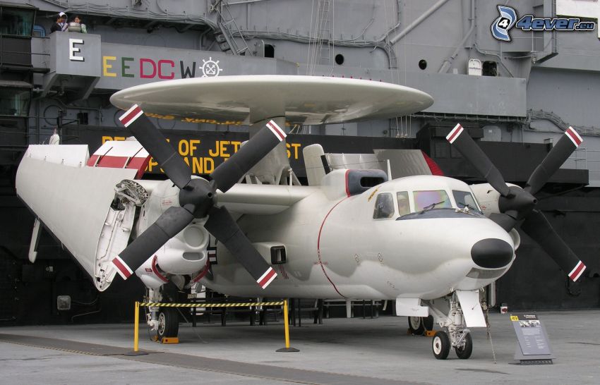 Grumman E-2 Hawkeye, hangar