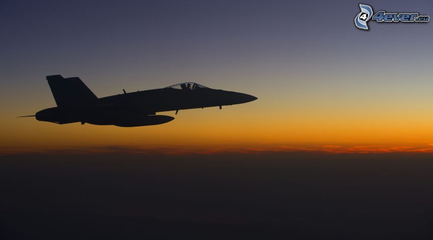 CF-188 Hornet, après le coucher du soleil, ciel orange