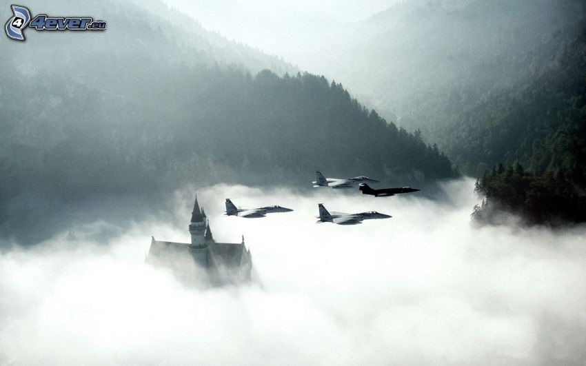 Flotte de F-15 Eagle, F-104, Neuschwanstein dans le brouillard, montagnes