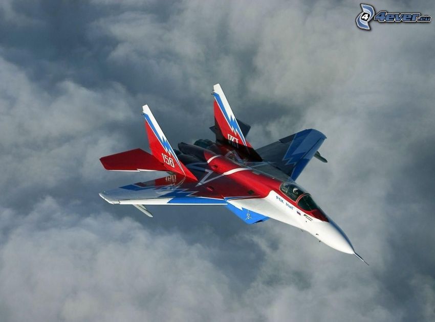 MiG-29, avion de chasse, au-dessus des nuages